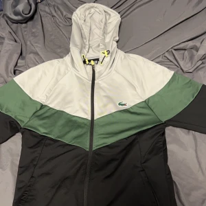 Lacoste Zip hoodie - väldigt unik och fin lacoste zip hoodie som är värd 1900 kronor på lacoste.se Skick 10/10 knappt använd kvitto kan fixas  Priset kan diskuteras