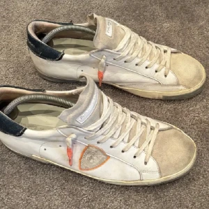 Philippe model  - Philippe model i andvänt skick. 6-7/10 i skicket i storlek 44. Säljer pga använder inte längre vill bara bli av med dlm