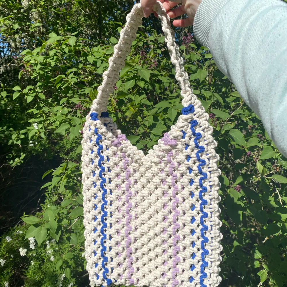 En riktig fin väska! En handgjord väska och med bra kvalité. Kan användas till många olika tillfällen skola, arbete eller när man ska göra något skoj!. Laukut & Käsilaukut.