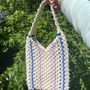 Handgjord handväska - En riktig fin väska! En handgjord väska och med bra kvalité. Kan användas till många olika tillfällen skola, arbete eller när man ska göra något skoj!