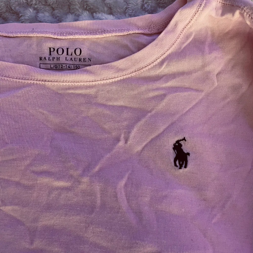 Super söt rosa Ralph lauren tröja som kommit till användning fåtal gånger, de är storleken 12-14 men passar mig som brukar ha xs/s! Skriv vid funderingar!💗💗. Tröjor & Koftor.