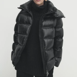 Massimo dutti jacka - Säljer den populära Massimo dutti jackan som är slutsåld överallt. Använd max 10 gånger och ser helt ny ut, finns absolut inte defekter. Jackan är jättevarm och skön! Alla bilderna är lånade men skriv till mig om ni vill ha fler bilder på jackan! 💕