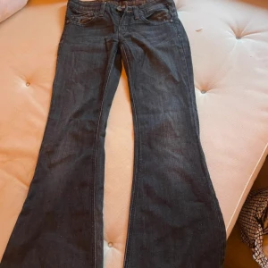 Lowrise flare jeans - Snygga navy blå jeans köpta andrahand men aldrig använd pga för kort för mig :) (Jag är 168cm) Annars jätte fina och i bra skick! 