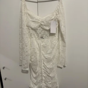 Spetsklänning - Spetsklänning från Lojsan x NAKD, storlek 38. Skulle säga att den är lite liten i storleken aldrig använd + spårbarsfrakt 65 kr