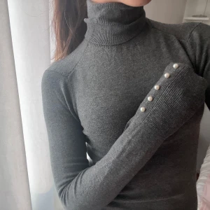 Skön tröja från Zara - En skön grå långärmad tröja med polokrage  och pärlor från Zara i storlek S. Lätt att styla och jätte mysig nu inför hösten❣️🤎🍁🍂