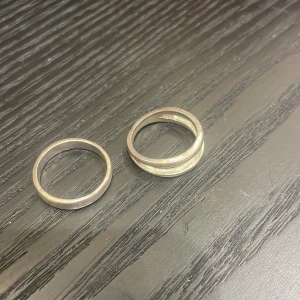 Två enkla ringar i färgen silver. Använd en gång. One size.  - Två enkla ringar i färgen silver. 