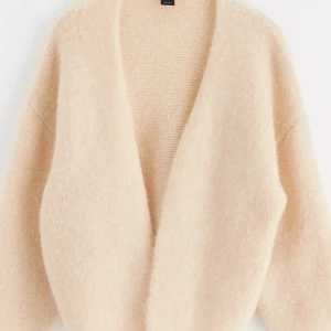 Lindex kofta  - Säljer min super mysiga kofta från Lindex då den inte kommer till användning💗 skriv för fler och egna bilder!💗