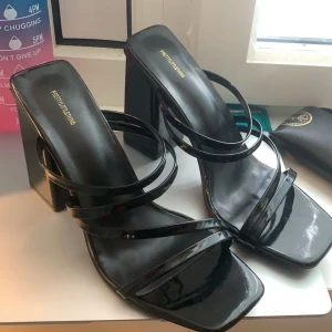 Svarta klackskor  - Säljer dessa svarta klackskor i nytt skick. Som ni ser på bilden så har jag aldrig använt de ute. Bara testat hemma.  !10cm hög klack! Storlek 40, passar 39. 