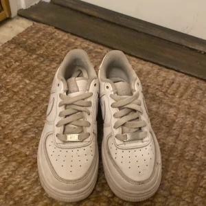 Air force 1 - Hej! Jag säljer dessa GANSKA smutsiga air force 1. De är i rätt så bra kondition och har haft de i ungefär ett år.