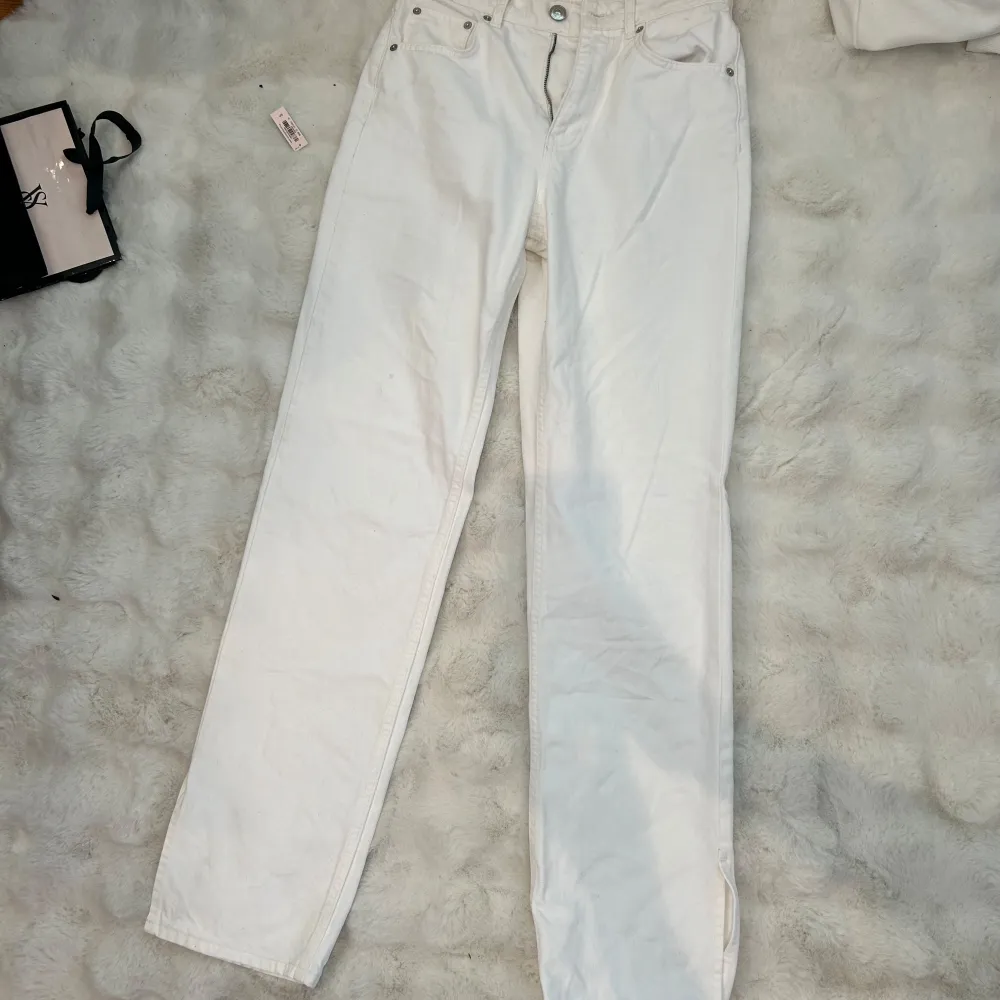 Vita hög/normal midjade jeans från Gina Tricot. Har knappt använt dom så dem är i väldigt bra skick och nu passar dem inte längre. . Jeans & Byxor.