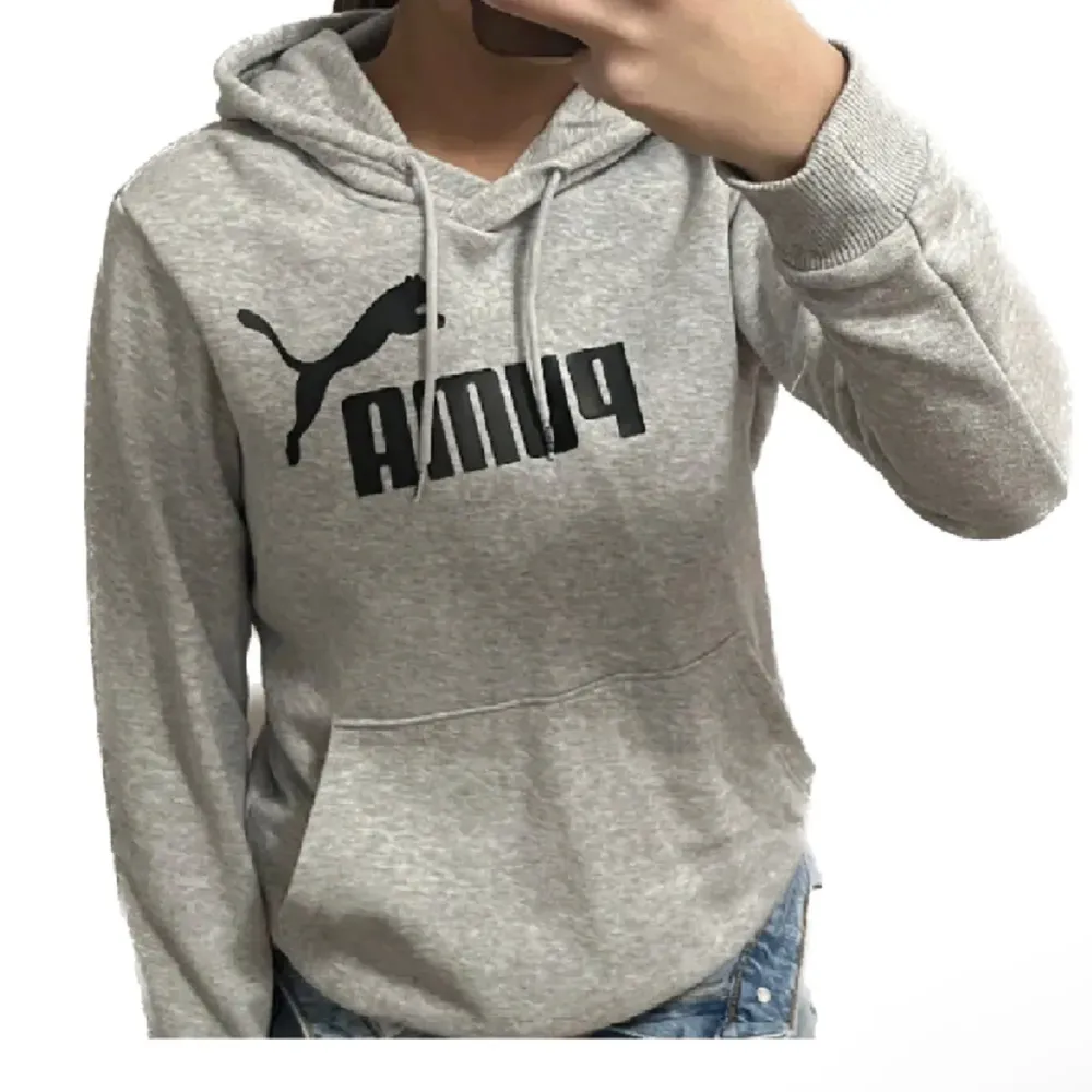 Säljer en snygg och bekväm grå hoodie från Puma. sällan använd, därav bra pris 🤍. Tröjor & Koftor.