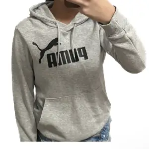 Säljer en snygg och bekväm grå hoodie från Puma. sällan använd, därav bra pris 🤍