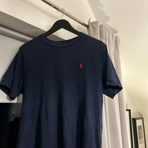 Ralph lauren t-shirt - Säljer nu denna riktigt feta t-shirten från Ralph lauren. Tröjan är köpt i butik för ett tag sedan! Jag säljer den då jag helt enkelt inte använder den längre. Cond: 9,5/10. Har du frågor är det bara att höra av dig! ❗️pris ej hugget i sten❗️