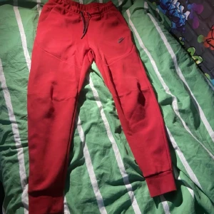 Nike tech byxor röd - Storlek S Pris kan diskuteras
