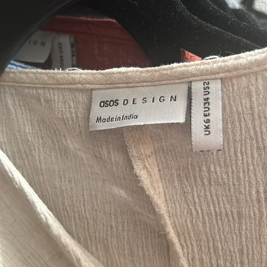 Beige topp med naturligt krinklat tyg och knytningar vid sidorna - 92