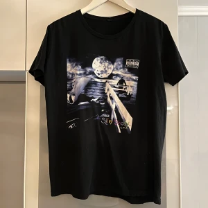 Svart Slim Shady t-shirt - Eminem konsär t-shirt merch ifrån ”the slim shady lp" har använt den en gång men den är flera år gammal