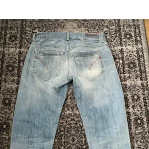 Dondup jeans i grymt skick till salu! Dessa jeans är i toppskick med minimalt slitage. Stilrena och bekväma, perfekta för alla tillfällen. Passa på att lägga vantarna på dem innan de försvinner!