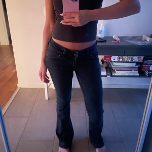 LÅGMIDJADE JEANS - Köp direkt för 390kr! Svarta Lågmidjade Bootcut/Straight Jeans Från LEE.  W27 L31. Inga defekter/tecken på användning💞🫶🏼 pris kan diskuteras 