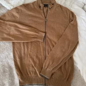 Snygg full zip från massimo dutti. Storlek M Nypris 1800 Pris 400