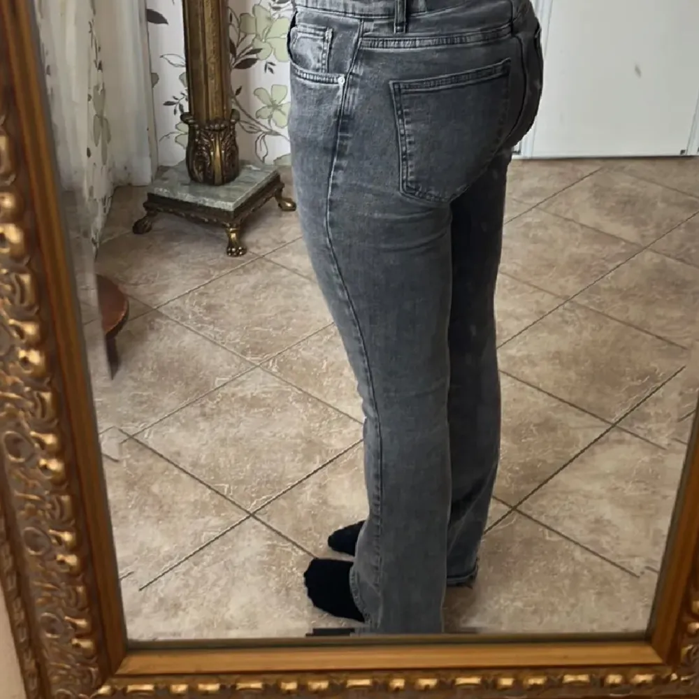 Ginas perfect jeans i stl 38💕 Passar mig som är ca 165 men de var lite långa så jeansen har lite defekter vid fötterna där bak. Inget som syns eller märks dock. Be om bild om ni är intresserade av att se dessa. Jeans & Byxor.