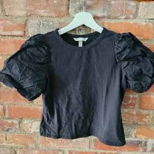 Tröja med puffärm -  Svart tröja med puffärm stl.S från H&M. Knappt använd.