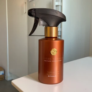 Rituals suede vanilla roomspray private collection  - Säljer denna rumsspray från rituals i deras private collection - suede vanilla. 250 ml. Använd några få gånger. 