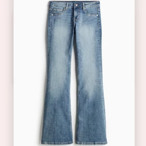Lågmidjade bootcut jeans - Slutsålda i denna storlek från hm. Knappt använda. Hör av er för egna bilder
