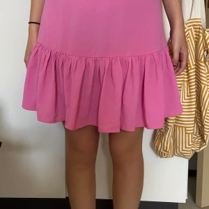 rosa kjol från ginatricot  - Bra skick, helt oanvänd, lite smått ovanför knäna. 