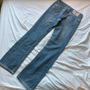 straight true religion jeans - midja rakt över 37cm och innerben är 80cm