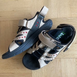 Fotriktig sandal från Web - Fotriktig sandal med rundad sula från Web. I stort sett oanvänd 