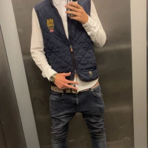 MORRIS VÄST - Tja, säljer nu en fet Morris väst!⭐️💯 En skön design med en perfekt passfrom för alla❤️ Skick 8/10 storlek M passar S