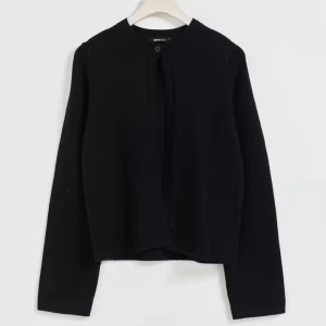 Kofta Gina Tricot  - Kofta ifrån gina, storlek S. Aldrig använda så därav nyskick. Bara o skriva vid funderingar🤍 Nypris 359kr