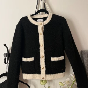 Den perfekta koftan inför vintern!  - Använd max 3ggr, så i fint skick! Nypris 599kr