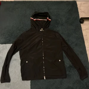 Moncler jacka  - Bra skick använd i en månad den börjar bli lite för liten för mig. Scanning funkar på alla möjliga sätt. Bra kvalité på den. 