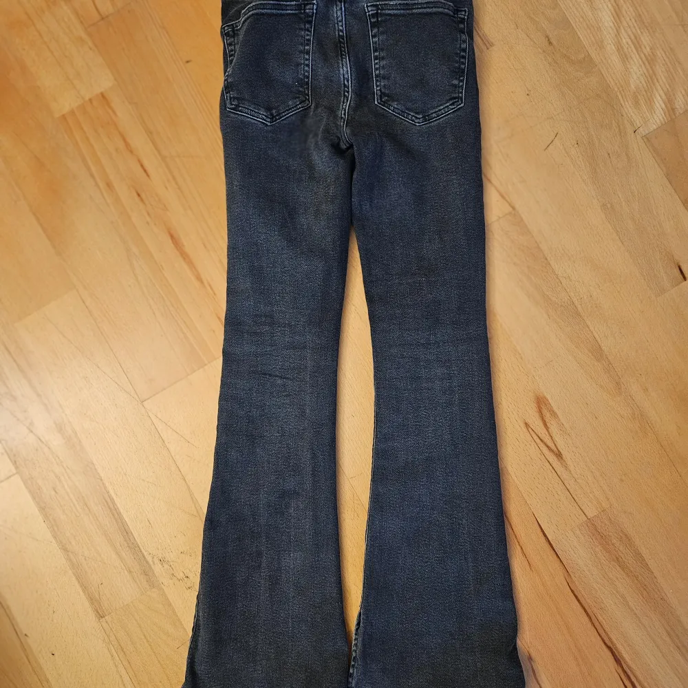 Bootcut jeans med slits från Gina. Lite slitna löngst ner, se bild. Pris kan diskuteras. Jeans & Byxor.