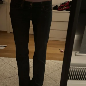 Lågmidjade vintage jeans  - Super snygga lågmidjade jeans från 00s talet, super söta och från city of humanity  Svårt o se på bilderna men de är väldigt mörk blåa Midjemåttet: 40 cm rakt över  Innerbenet: 85 cm 