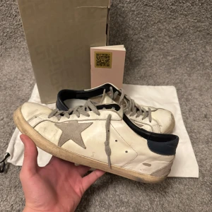 Golden Goose - Vi säljer nu dessa sjukt snygga Golden Goose skor i storlek 43. Box, dustbag och lappar tillkommer. 😁