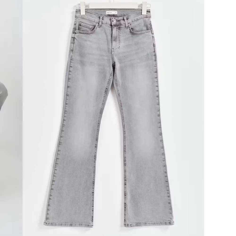 Slutsålda!! Jättefina grå lågmidjade jeans, säljer då de inte kommer till användning💞nypris 500!. Jeans & Byxor.