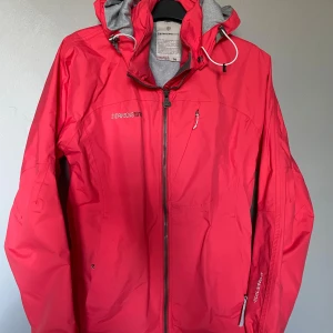 Vind/regnjacka - Funktionsjacka för regn och vind. Reglerbar midja. Nyskick.