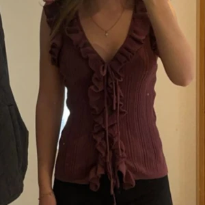 Topp - Säljer denna super fina tröjan då den inte kom till användning. Köpt på zara för 2 veckor sedan för 329kr.💕💕