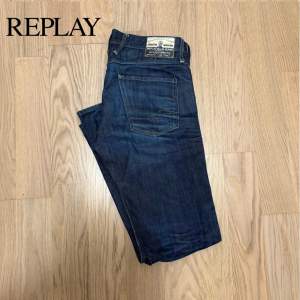 Replay anbass jeans 👖 | storlek 33W sitter riktigt bra på mig som är 179 cm| kondition:  8/10  | nypris : 1500 kr | färg mörk blå  |