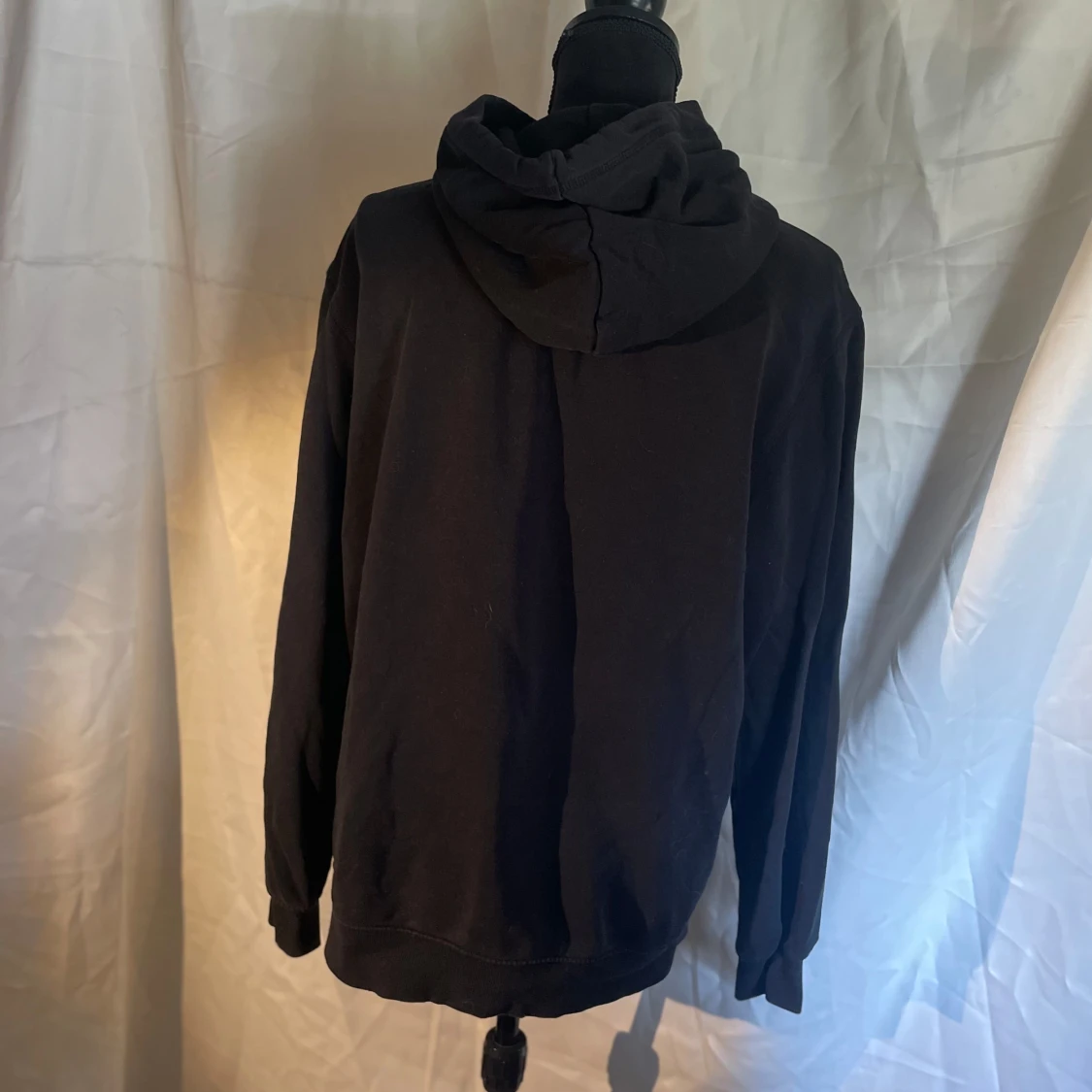 Svart hoodie - 90