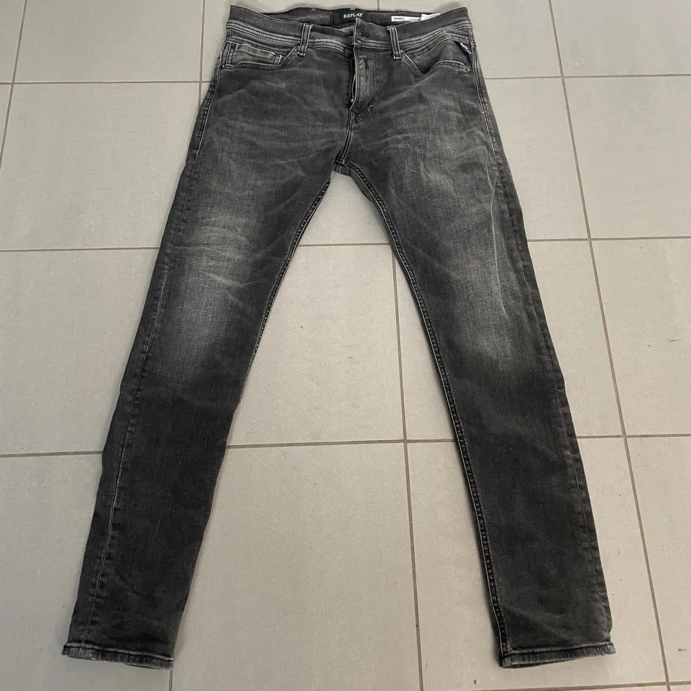 Replay jondrill jeans  Storlek w30 l30 Skicket är nyskick inga skador eller liknande.. Jeans & Byxor.