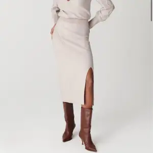 ADOORE Vernier Knitted Dress (Finns Ej Mer)  En stickad klänning med hög hals och en djup V-ringning. Klänningen har långa ärmar och en slits i sidan. Den är i en mjuk och bekväm stickad kvalitet.  Säljer pga För Stor:/