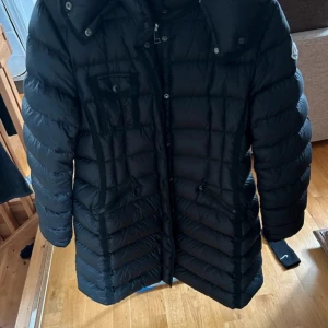 Moncler jacka  - Moncler jacka som endast används 1 vinter, ser ut som ny! Säljer då den ej passar mig längre🌷pris kan diskuteras vid intresse 
