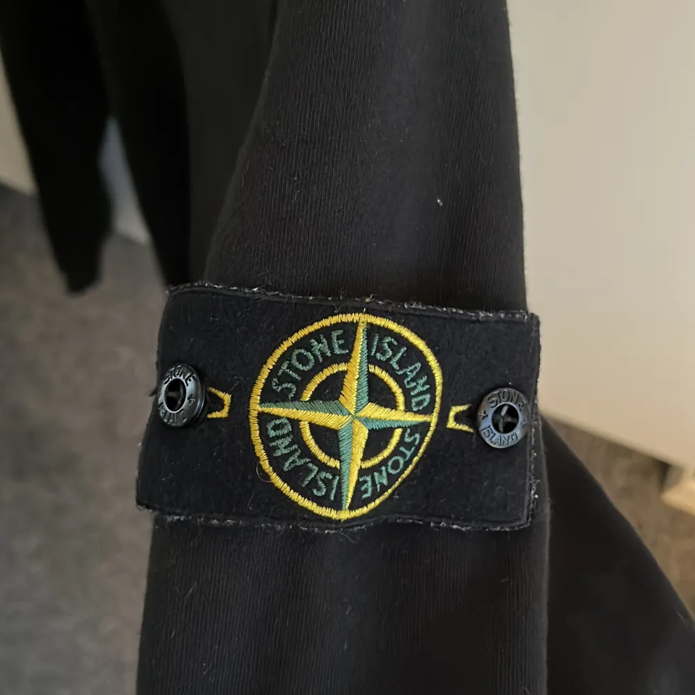 Tja! Säljer nu min stone island crewneck som knappt är använd, har bara legat i garderoben och samlat damm. Den e köpt på miinto finns kvitto. Hör av dig vid fler frågor//Liam. Tröjor & Koftor.