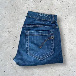 Säljer dessa trendiga Dondup jeans. Vid intresse kan vi skicka fler bilder på jeansen!  Size - 32 Condition - 7,5/10 (Sydda mellan benen) Retail - 3499kr