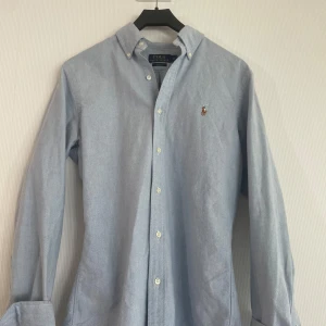 Ralph lauren skjorta  - Säljer denna polo Ralph lauren skjortan då den sitter lite stort på mig, i princip oanvänd och i väldig bra skick