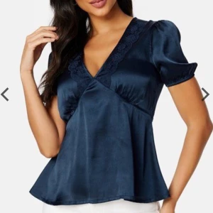 Satin blus marinblå  - Så fin blus med spets i satin🩷nypris 399