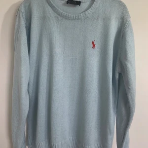 Blå Ralph Lauren tröja - Endast använd några gånger Skick 8/10 Hör av er vid frågor! Pris går att diskuteras